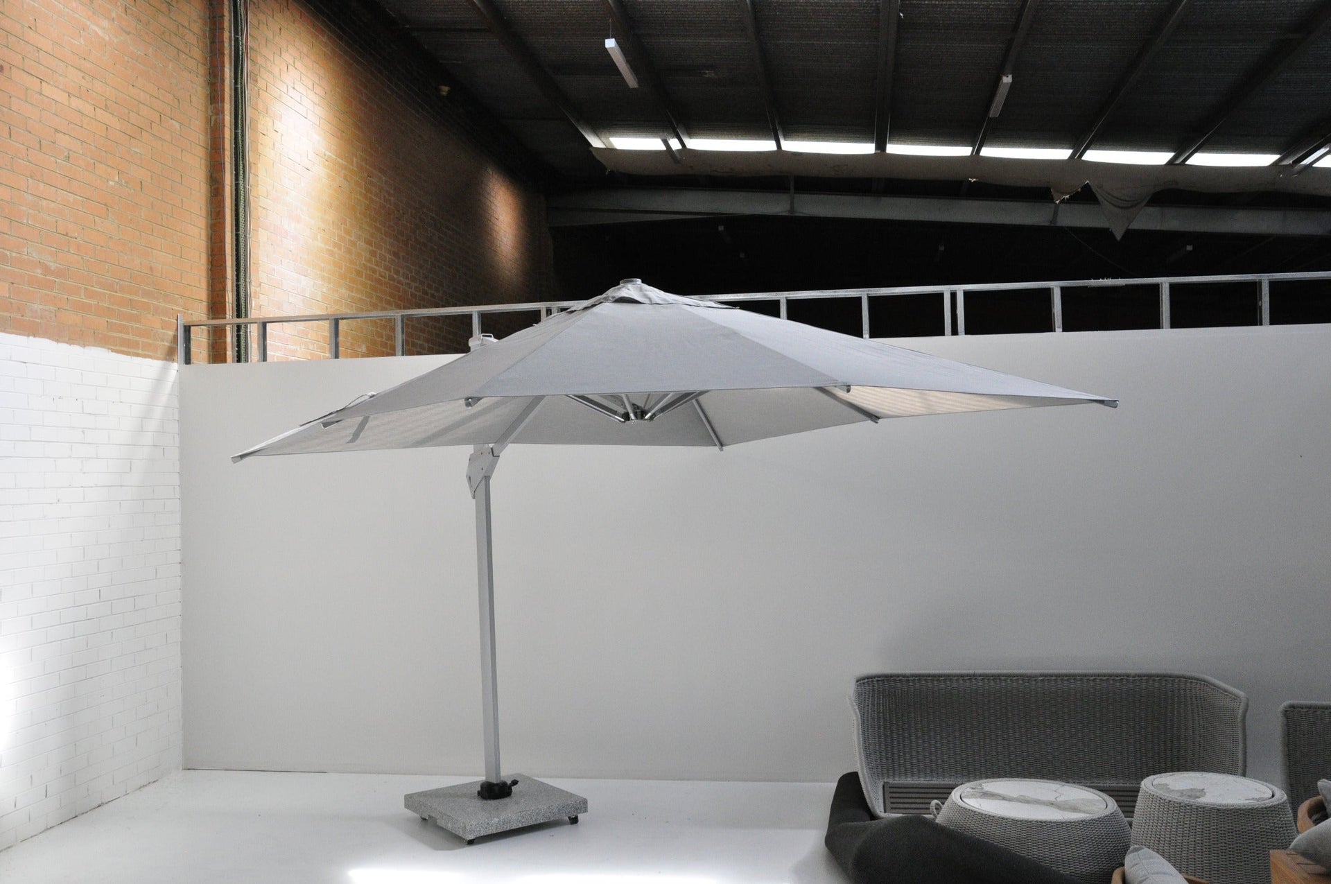 Outdoor Cantilever Umbrella